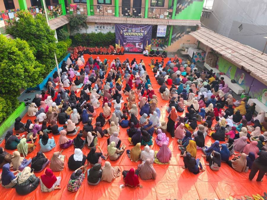 Suasana santunan ratusan peserta