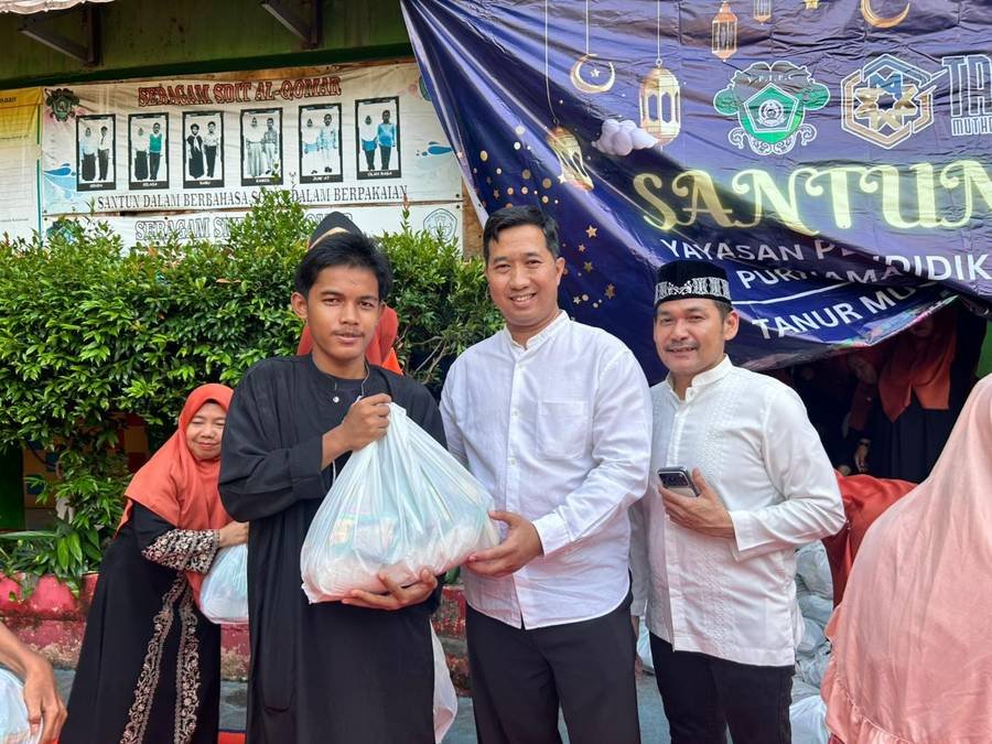 Penyerahan santunan oleh pimpinan