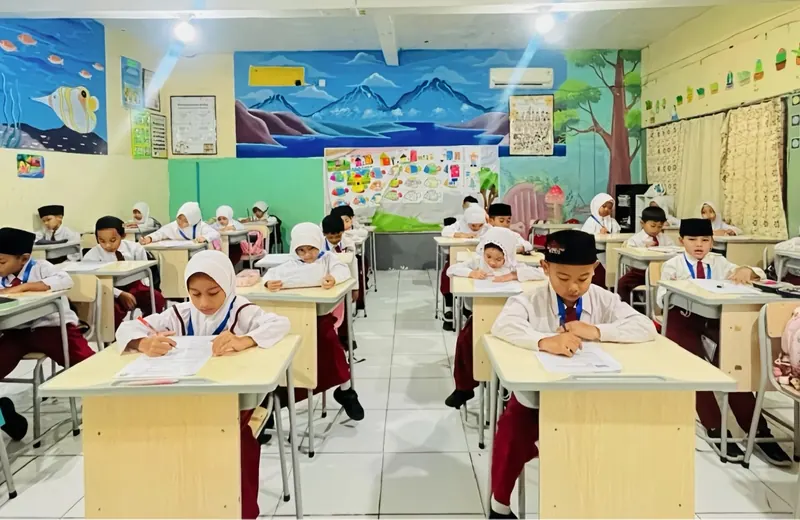 Siswa SDIT Al-Qomar belajar di kelas